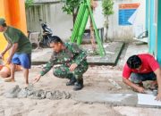 Babinsa Koramil 2303/Pulomerak Bersama Warga Gelar Karya Bakti Rehabilitasi Rumah dan Bersihkan Lingkungan
