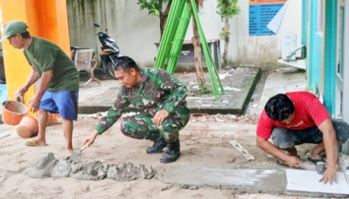 Babinsa Koramil 2303/Pulomerak Bersama Warga Gelar Karya Bakti Rehabilitasi Rumah dan Bersihkan Lingkungan