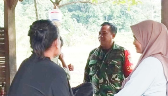 Babinsa Koramil 2305/Cinangka Gencarkan Komsos Bahas Pembangunan Jembatan dan Kondisi Lingkungan Warga