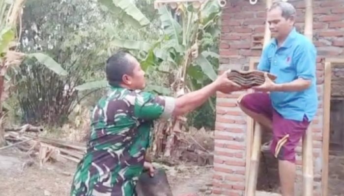 Babinsa Koramil 2307/Ciwandan Bersama Warga Gotong Royong Bangun Rumah dan Bersihkan Makam