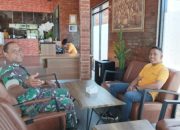 Babinsa Koramil 2306/Mancak Intensifkan Komsos, Bahas Gotong Royong dan Ketahanan Pangan Bersama Warga