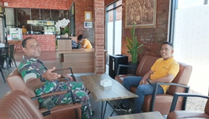 Babinsa Koramil 2306/Mancak Intensifkan Komsos, Bahas Gotong Royong dan Ketahanan Pangan Bersama Warga