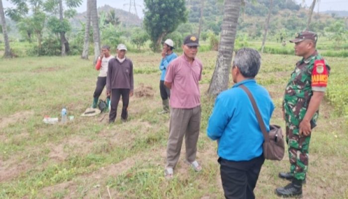 Babinsa Koramil 2302/Bojonegara Intensifkan Komsos, Bahas Keamanan Lingkungan dan Gotong Royong Warga
