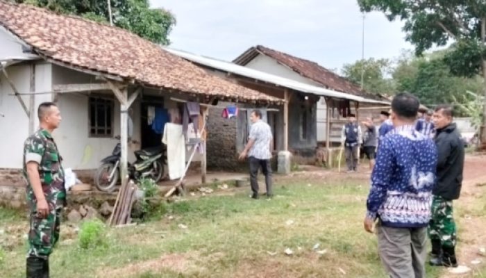 Babinsa Koramil 2303/Pulomerak Monitoring Harga Sayur dan Pendataan Warga di Wilayah Binaan