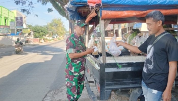 Babinsa Koramil 2301/Cilegon Bersama Warga Laksanakan Karya Bakti Bersihkan Jalan dan Normalisasi Drainase