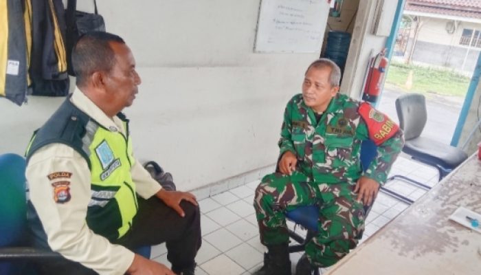 Babinsa Koramil 2303/Pulomerak Aktif Komsos Bahas Keamanan dan Penyaluran Bansos di Wilayah Binaan