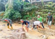 Babinsa Koramil 2302/Bojonegara Gelar Karya Bakti Bersama Warga Bersihkan Sampah dan Sungai