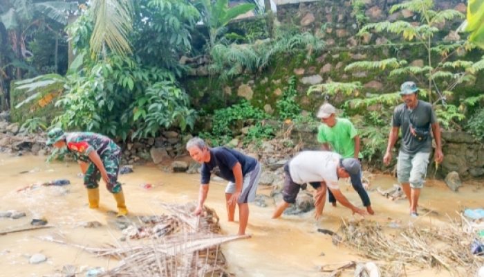 Babinsa Koramil 2302/Bojonegara Gelar Karya Bakti Bersama Warga Bersihkan Sampah dan Sungai