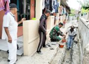 Babinsa Koramil 2303/Pulomerak Gotong Royong Bersama Warga Bangun Rumah dan Drainase