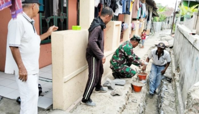 Babinsa Koramil 2303/Pulomerak Gotong Royong Bersama Warga Bangun Rumah dan Drainase