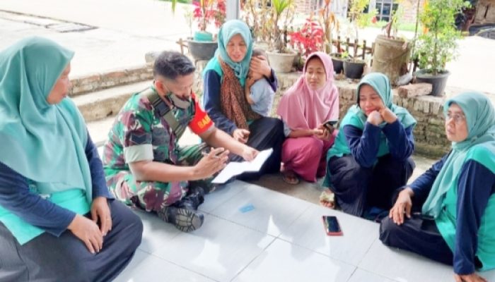 Babinsa Koramil 2306/Mancak Laksanakan Pendataan Sekolah dan Warga di Wilayah Binaan