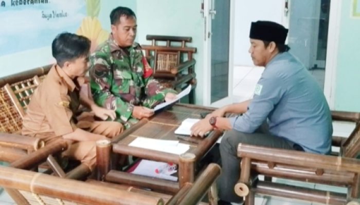 Babinsa Koramil 2305/Cinangka Gencarkan Komsos, Ajak Pemuda Jaga Lingkungan dan Ingatkan Pentingnya Akta Kelahiran