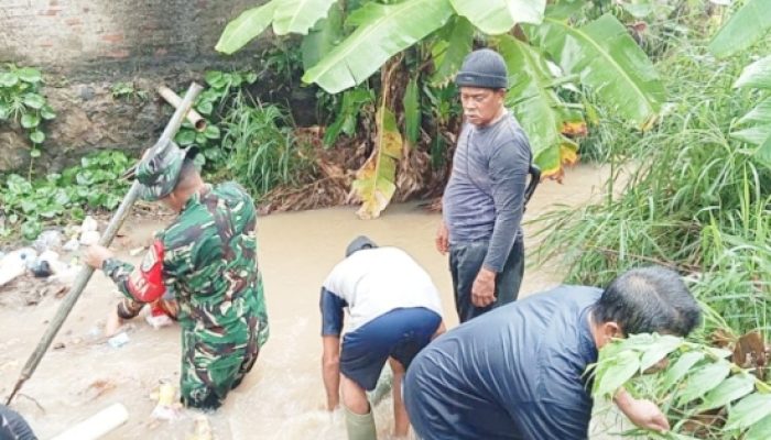 Babinsa Koramil 2301/Cilegon Bersama Warga Gotong Royong Bersihkan Sungai dan Perbaiki Drainase
