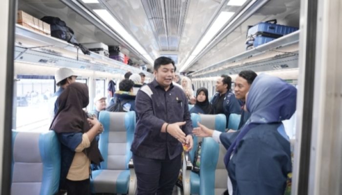Mudik Gratis Mas Kawe Berangkatkan 395 Pemudik dari Stasiun Pasar Senen dengan KA Blambangan Express