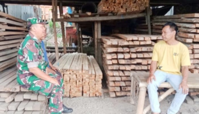Babinsa Koramil Mancak Gencarkan Komsos, Perkuat Gotong Royong dan Ibadah di Bulan Ramadan