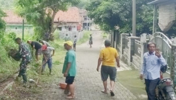 Babinsa Bojonegara Gencarkan Karya Bakti, Bersihkan Sungai dan Parit Demi Lingkungan Sehat
