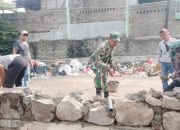 Babinsa Koramil 2305/Cinangka Gotong Royong Bangun Jembatan dan Koperasi Demi Kesejahteraan Warga