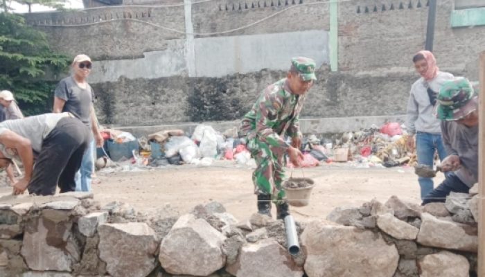 Babinsa Koramil 2305/Cinangka Gotong Royong Bangun Jembatan dan Koperasi Demi Kesejahteraan Warga
