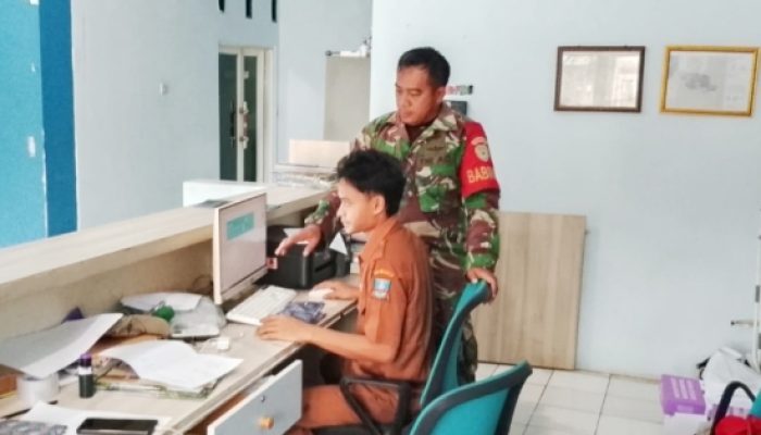 Babinsa Cinangka Aktif Bintahwil, Bantu Petani Tanam Padi hingga Pendataan Warga
