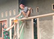 Babinsa Koramil 2306/Mancak Gotong Royong Bersama Warga, Bantu Renovasi dan Pembangunan Rumah