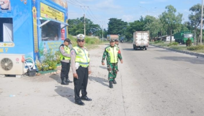 Babinsa Koramil 2301/Cilegon Bersama Bhabinkamtibmas Perkuat Pengamanan dan Lalu Lintas Jelang Idul Fitri