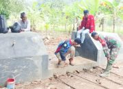 Babinsa Koramil 2305/Cinangka Gotong Royong Bantu Pembangunan Rumah dan Jembatan Warga