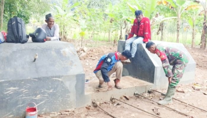 Babinsa Koramil 2305/Cinangka Gotong Royong Bantu Pembangunan Rumah dan Jembatan Warga
