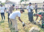Babinsa Koramil 2302/Bojonegara Gelar Karbak, Bersihkan Sampah dan Sungai Bersama Warga