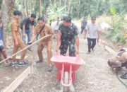 Babinsa Koramil 2306/Mancak Bersama Warga Laksanakan Karya Bakti Pengecoran dan Pembersihan Jalan