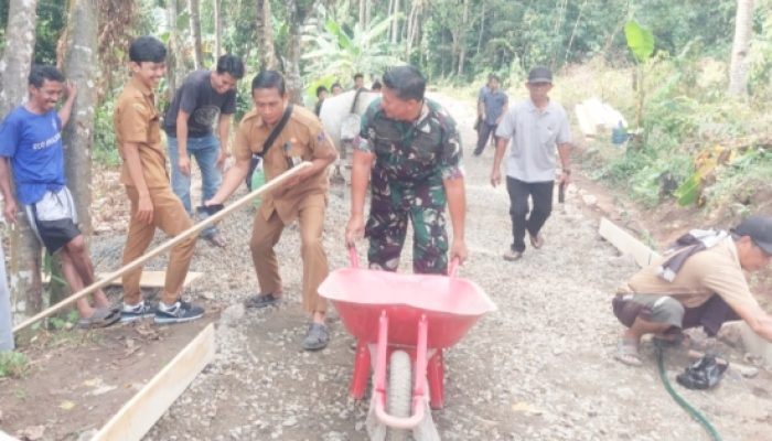 Babinsa Koramil 2306/Mancak Bersama Warga Laksanakan Karya Bakti Pengecoran dan Pembersihan Jalan