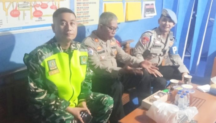 Babinsa Koramil 2301/Cilegon Bersama Bhabinkamtibmas Amankan Arus Balik Lebaran di Wilayah Binaan