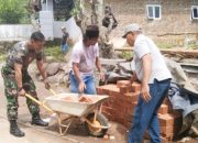 Babinsa Koramil 2307/Ciwandan Gencarkan Karya Bakti Bersama Warga, Bangun Jalan dan Rumah di Cilegon