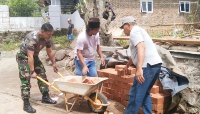 Babinsa Koramil 2307/Ciwandan Gencarkan Karya Bakti Bersama Warga, Bangun Jalan dan Rumah di Cilegon