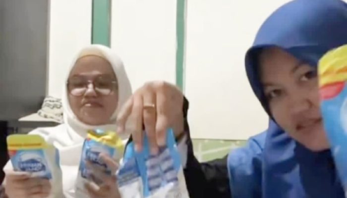 Momen Warga Unboxing Bingkisan dari Open House Prabowo, Ada Sekaleng Biskuit, Tumbler, hingga Sembako