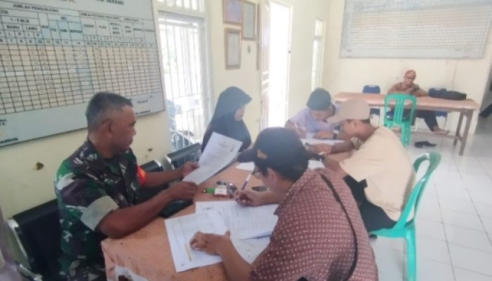 Babinsa Koramil 2305/Cinangka Intensifkan Komsos Jelang Lebaran untuk Jaga Keamanan dan Kebersamaan Warga