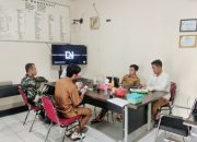 Babinsa Koramil 2303/Pulomerak Gelar Karya Bakti, Bersihkan Lingkungan dan Perbaiki Jalan Bersama Warga