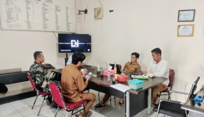 Babinsa Koramil 2303/Pulomerak Gelar Karya Bakti, Bersihkan Lingkungan dan Perbaiki Jalan Bersama Warga