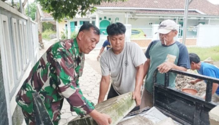Babinsa Koramil 2302/Bojonegara Aktif Komsos, Bahas Keamanan dan Gotong Royong Warga