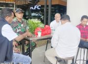 Babinsa Koramil 2303/Pulomerak Laksanakan Komsos, Bahas Pemilihan RT dan Keamanan Pelabuhan Merak