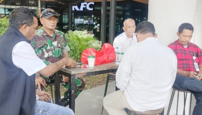 Babinsa Koramil 2303/Pulomerak Laksanakan Komsos, Bahas Pemilihan RT dan Keamanan Pelabuhan Merak