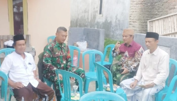 Babinsa Koramil 2306/Mancak Aktif Komsos, Dorong Olahraga dan Perkuat Siskamling Warga