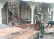 Babinsa Koramil 2306/Mancak Gotong Royong Bangun WC Umum dan Renovasi Masjid Bersama Warga