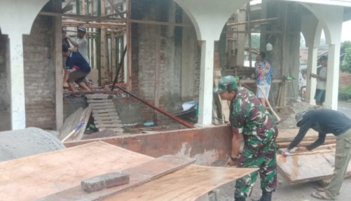 Babinsa Koramil 2306/Mancak Gotong Royong Bangun WC Umum dan Renovasi Masjid Bersama Warga