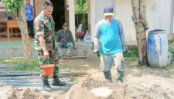 Babinsa Koramil 2303/Pulomerak Giat Karbak, Bantu Pembangunan Tanggul dan Sekolah di Cilegon