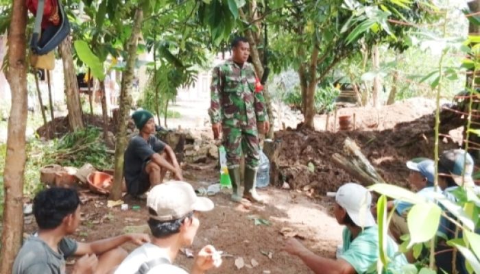 Babinsa Koramil 2305/Cinangka Gencarkan Komsos Bahas Keamanan Kerja dan Lingkungan Warga
