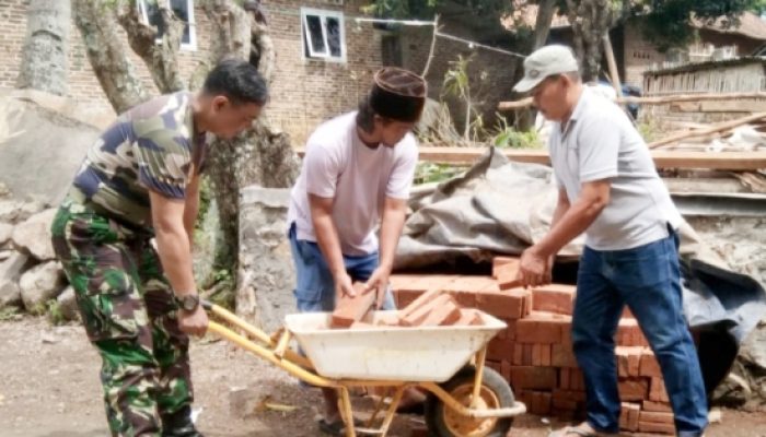 Babinsa Koramil 2307/Ciwandan Laksanakan Karya Bakti, Perkuat Gotong Royong Bersama Warga