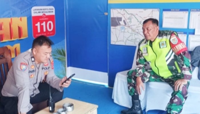 Babinsa Koramil 2301/Cilegon Bersama Bhabinkamtibmas Perkuat Pengamanan dan Pengaturan Lalu Lintas Jelang Idul Fitri