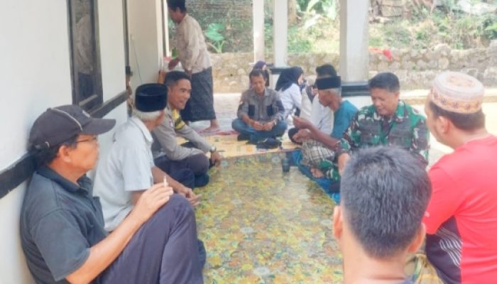 Babinsa Koramil 2306/Mancak Gencarkan Komsos, Perkuat Gotong Royong dan Siskamling Warga