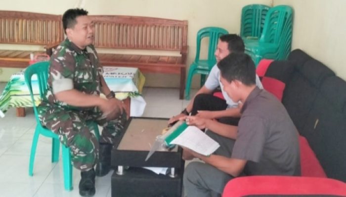 Babinsa Koramil 2302/Bojonegara Intensifkan Komsos, Bahas Keamanan dan Gotong Royong Warga