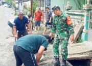 Babinsa Koramil 2301/Cilegon Gelar Karya Bakti, Bersihkan Jalan dan Drainase Bersama Warga